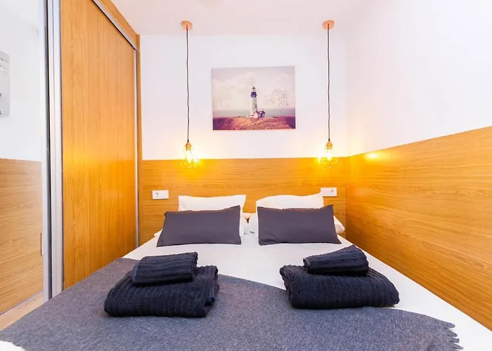 Lighthouse Friendly *